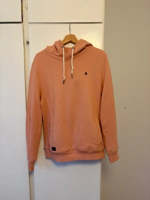 Morris hoodie - Hej, säljer nu denna supersnygga morris hoodie i toppskick. Storlek är medium, skriv gärna om ni har frågor eller lägg gärna prisförslag då priset går att diskutera.