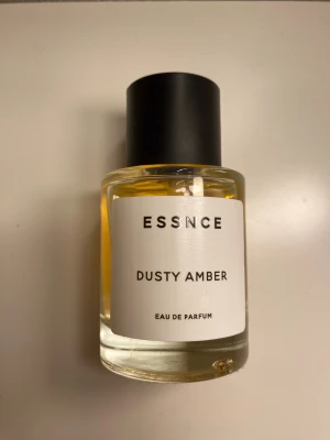 ESSNCE dusty amber parfym  - parfym från essnce i doften dusty amber. 50 ml. Säljer snabbt!!
