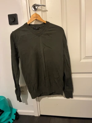 Mörkgrön V-ringad tröja från VCOU - Tja! Säljer denna gröna sweatshirten som aldrig har kommit till användning då den är för liten för mig. Storleken på denna gröna  sweatshirten är M.  Köpte denna gröna sweatshirten utomlands. Nypris: 400kr Mitt pris: 99kr✅. Skriv i dm om ni har några frågor😇