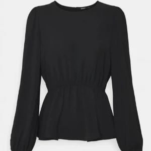 Svart blus - Fin blus från Only. Använd ett fåtal gånger men inget som syns🥰