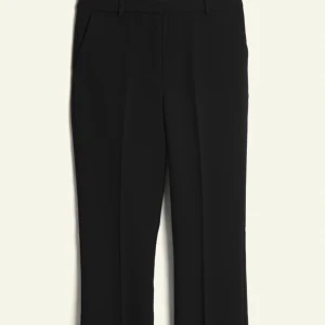Svarta kostymbyxor med rak passform - Stilrena svarta kostymbyxor med rak siluett och klassiska fickor. Perfekta för en clean och snygg look, med bälteshällor och pressveck framtill. Passar dig som gillar minimalistisk stil och vill ha ett par byxor som funkar till allt. Helt oanvända och nya, prislappen är kvar.