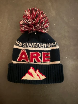 Åre mössa - Lite schysstare Åre mössa säljs, köpt i Åre! Sparsamt använd och inga defekter. Riktigt trendig färg, passar både tjejer och killar. Tveka inte på att ställa frågor! 🙌