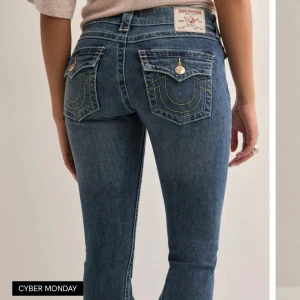 true religion jeans - säljer mina true religion jeans i storlek 24! jeansen är i perfekt skick förutom några väldigt små slitningar längst ner på benen men annars inte!!! köptes för 1400kr i nellys butik i stockholm🥰💗priset kan diskuteras
