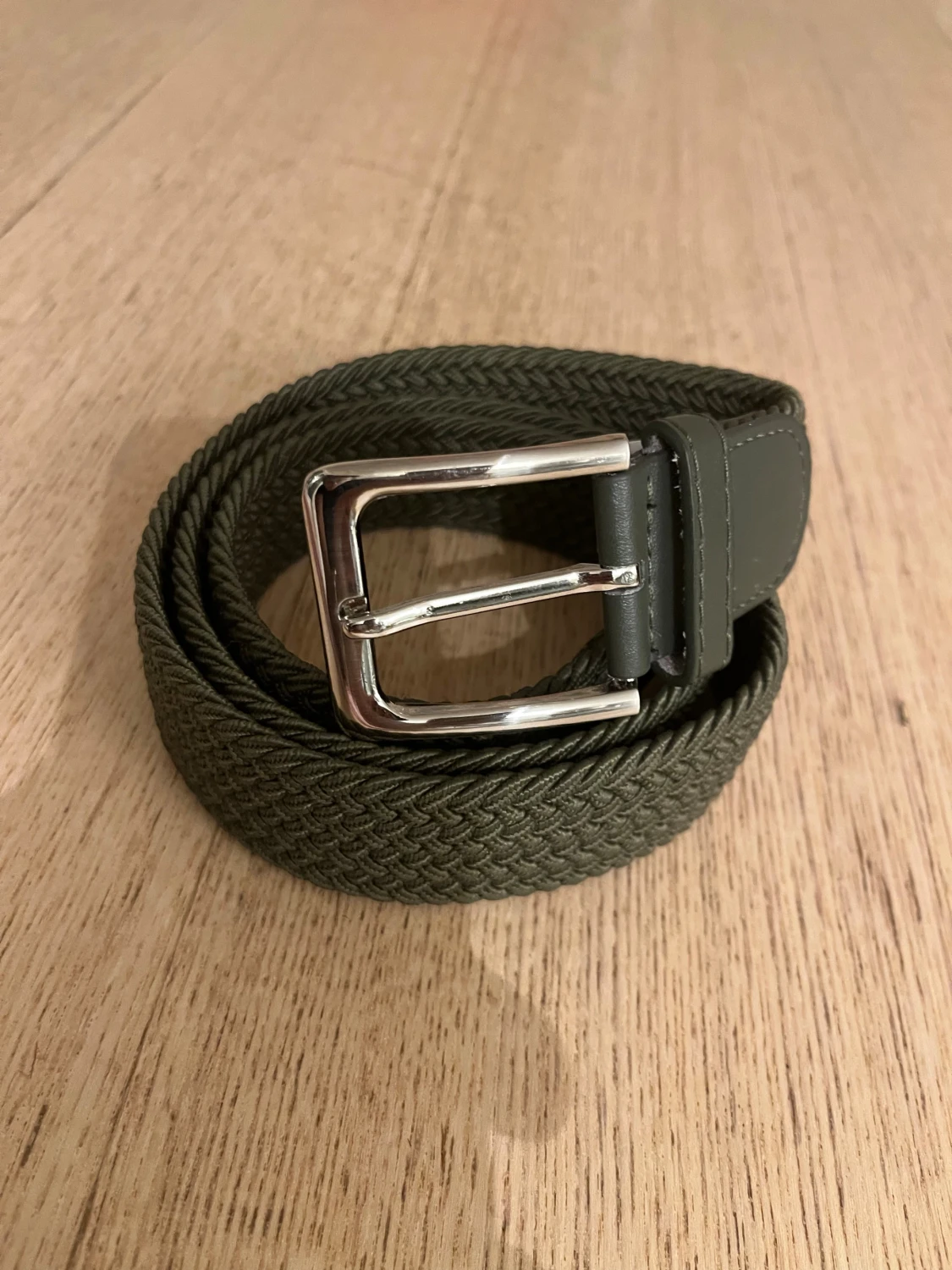 Mörk grönt flätat bälte