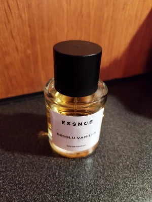 Essnce Absolu Vanilla  - Absolu Vanilla av Essnce. En fantastisk mogen vaniljdoft, varm och komplex. Mängd enligt bild. Förvarad mörkt och svalt. 