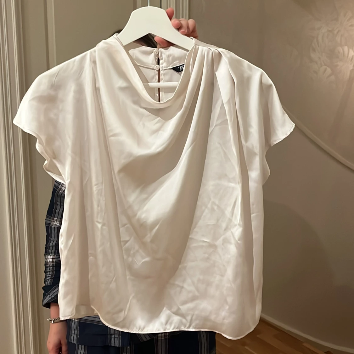 Vit sidenblus från Zara med drapering
