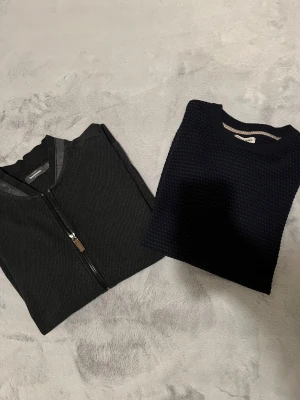 2x Bundel overshirts - Säljer 2 av min annonser i en bundel för billigare pris   Den svarta är en full zip mönstrad overshirt från Dressmann | Storlek M   Den mörkblå är en prick mönstrad overshirt från Jack & Jones | Storlek M  Skriv i dm eller se orginal annonserna på min sida för mer bilder och mer info om det efterfrågas! 