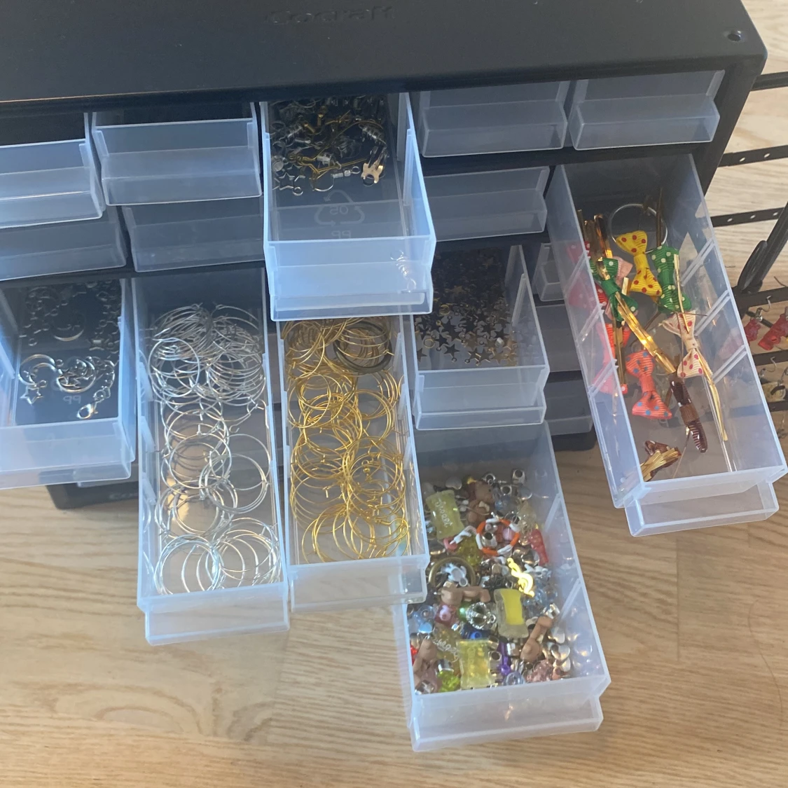 Smyckeset med örhängen och tillbehör - 1