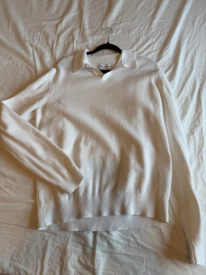 Vit långärmad krage  - Säljer en fin vit tröja från A days march. Mycket gott skick. Storlek M.