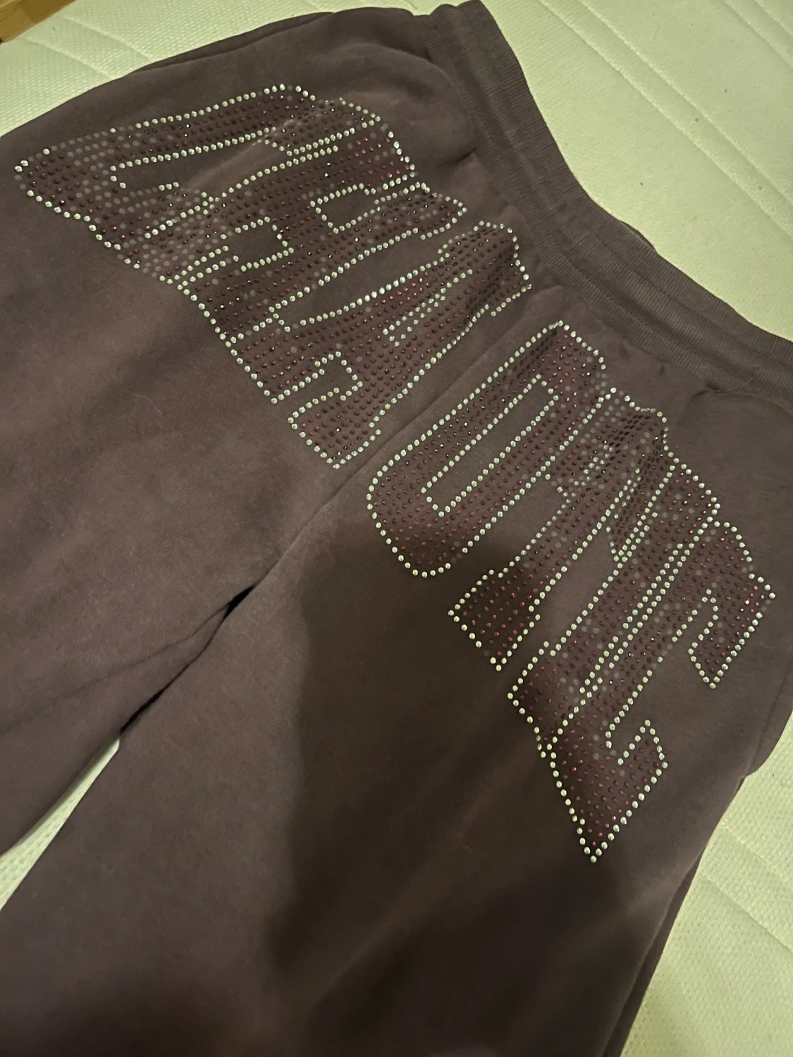 Mörklila mjukisbyxor med CHAOTIC print - 3