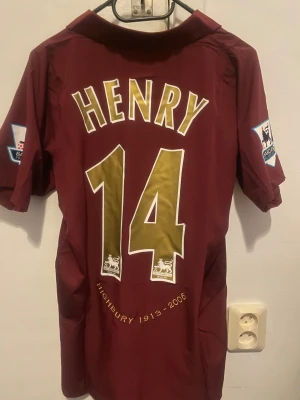 Thierry Henry 14 Arsenal fotbollströja  - Säljer en Thierry Henry 14 Arsenal fotbollströja. Helt ny utan tagg. Priset är ej hugget i sten.