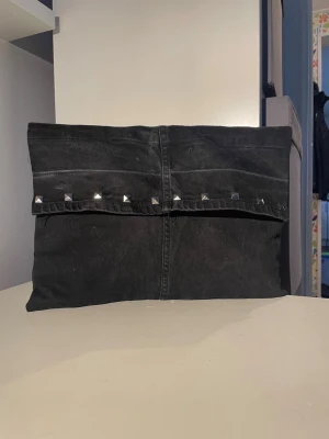 Datorfodral 💙 - Svart datorfodral av återvunna jeans med filt och silke inuti, silvriga nitar och magnetisk knapp!💙 Fodralet är ca 37x27 cm🌟
