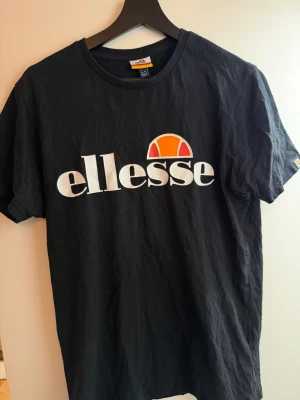 Ellesse - tshirt  - Ellesse - tshirt  strl S Använd, cond 9/10 Nypris 399:- Mitt pris 100:-