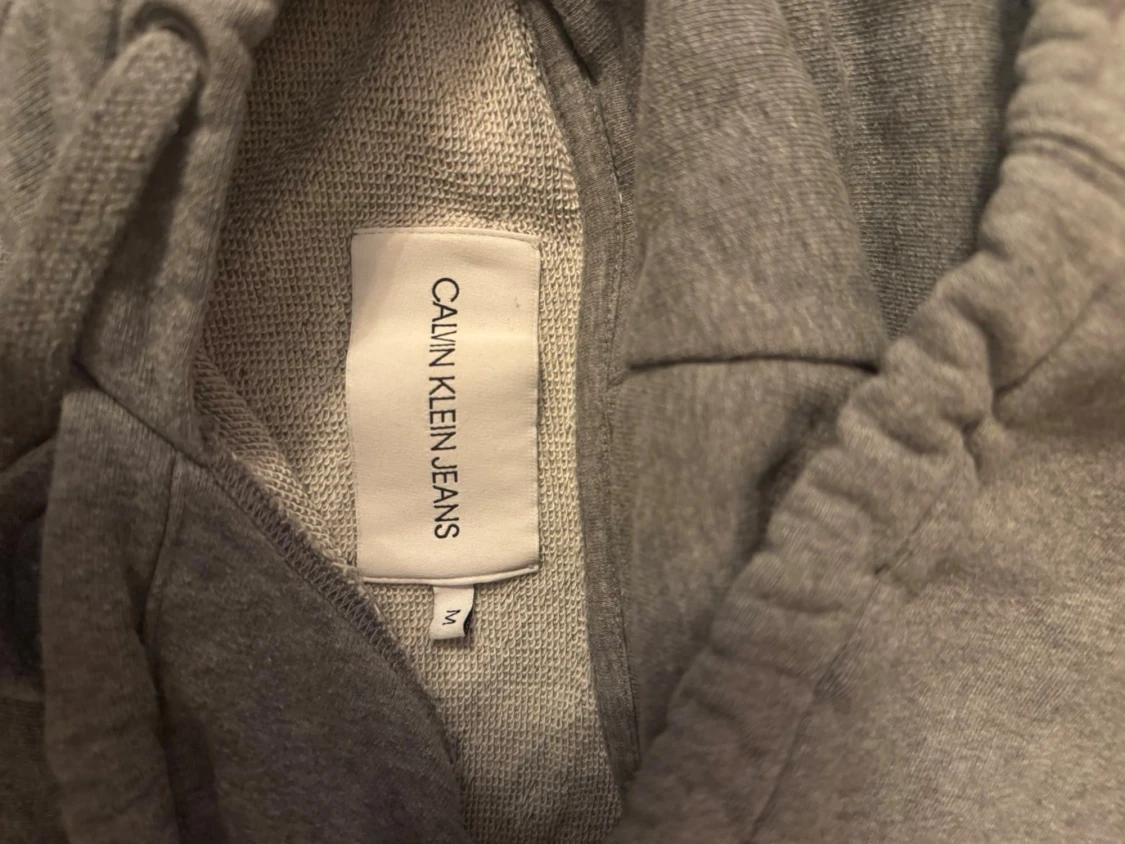 Grå hoodie från Calvin Klein Jeans - 2
