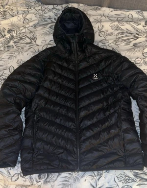 haglöfs särna mimic hood jacka - haglöfs särna mimic hood jacka i mycket fint skick, köpt september 2024 för 2100:- på Intersport, använd 1 vinter så i mycket fint skick