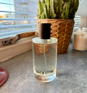 Salt & Stone parfymflaska - Minimalistisk parfym från Salt & Stone med texten 'Bergamot  & Hinoki' på flaskan. Perfekt för dig som gillar stilrena produkter och vill ha något unikt i din samling. En riktig spadoft! 100ml