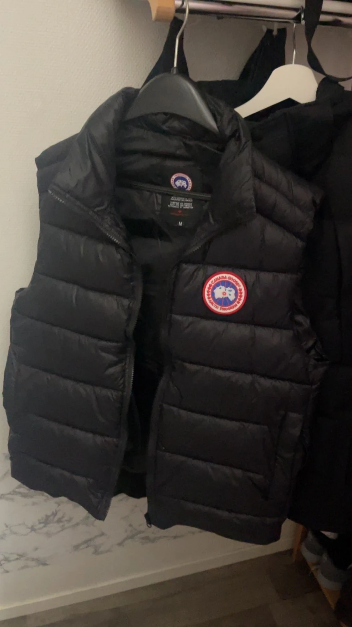 Svart dunväst från Canada Goose M - 1