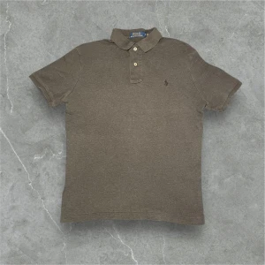 Mörkgrå piké från Ralph Lauren - Snygg och fräsch Mörkgrå pique från Ralph lauren / skick 9,5/10 / storlek S / kontakta via intresse eller annat och pris kan diskuteras!😊🙏