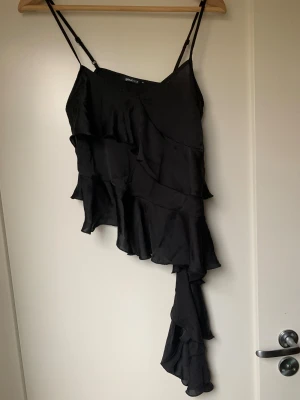 Svart asymmetrisk topp Gina Tricot - Size xs, but I’d say it’s more like s. only been used once!