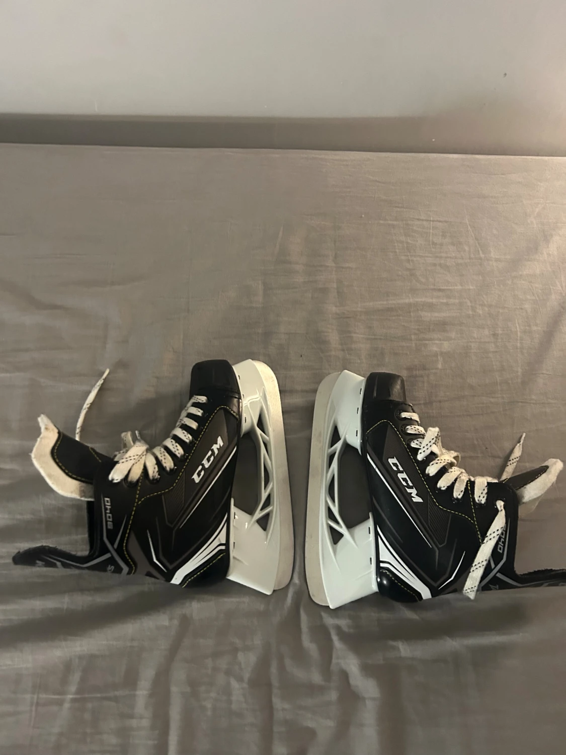 Svarta CCM Tacks skridskor strl 35