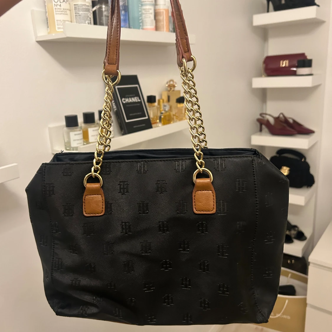 Tommy Hilfiger svart och brun axelväska - 1