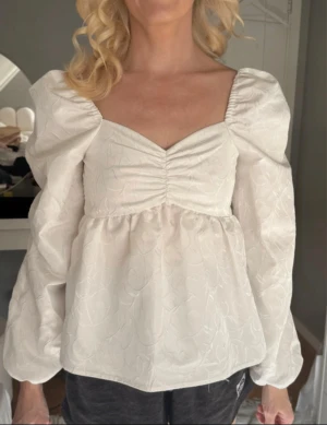 Vit blus bikbok - Säljer en vit blus från Bikbok med puffiga långärmar och v-ringning. Perfekt för dig som gillar romantiska detaljer och volym. 💞💝