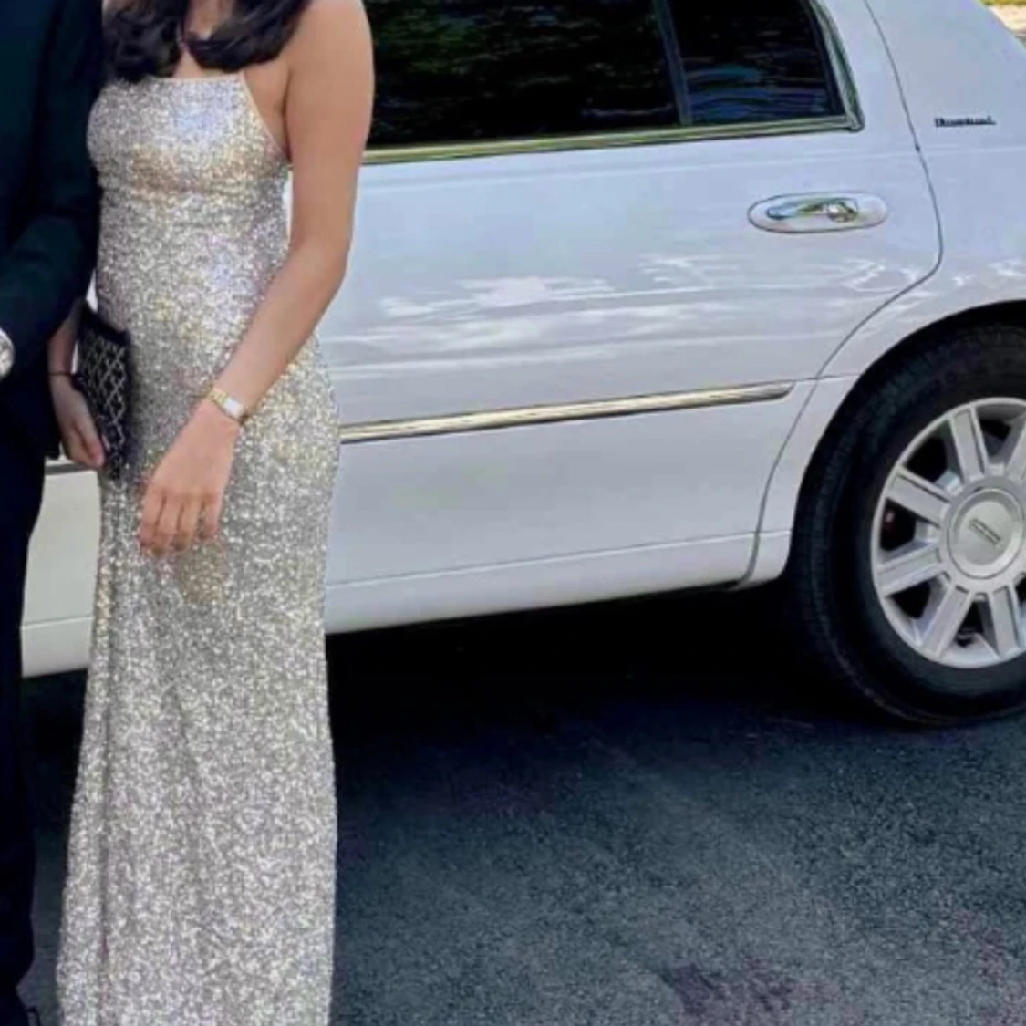 Glittrig långklänning med öppen rygg - 2