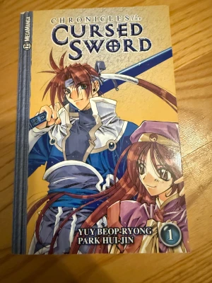 Chronicles of the Cursed Sword - Spännande manga om Rey och Shyao som lär sig magi och stridskonst. När Rey får mystiska krafter från ett förbannat svärd dras syskonen in i ett episkt krig mellan demoner och kejsare. Perfekt för dig som gillar action, fantasy och äventyr!