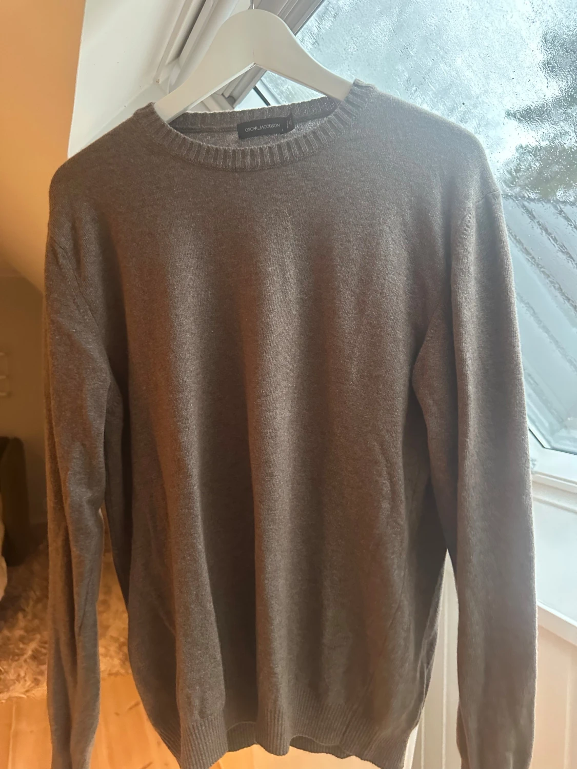 Brun stickad tröja från Oscar Jacobson