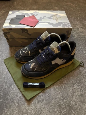Valentino rockrunners  - Riktig feta Valetino Garavani Rockrunners! Storlek 43 men sitter som 42, lite skadade där fram men inget som beskymrar! Box, dust bag och lappar kommer med!                                              Om du har några frågor så kontakta gärna oss! Mvh: Saint:)