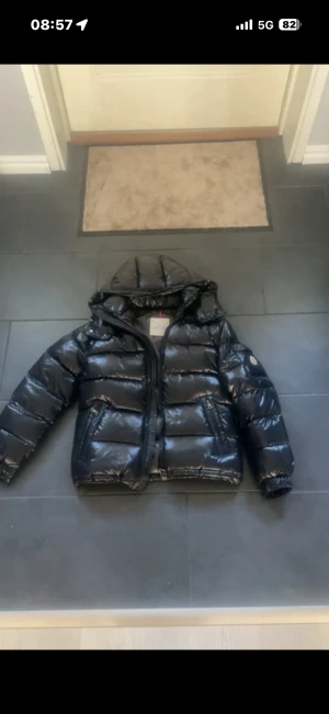 Moncler Maya jacka - Säljer denna sjukt snygga fräscha moncler maya jackan. Storlek S/1. Passar både tjejer och killar. Du kanske förstår varför priset är som det är. Den är helt ny.