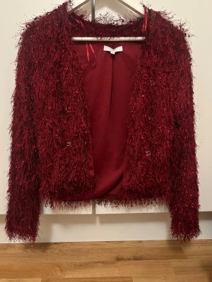 Vinröd fin kofta  - Aldrig använd 