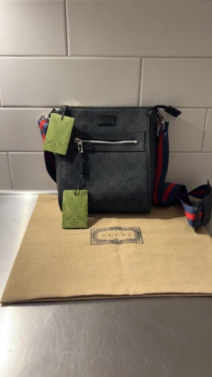 Gucci axelväska hos oss på Steelo marknad  - Gucci väska 