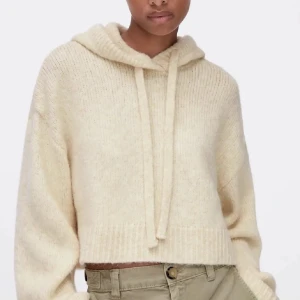 Beige stickad hoodie från Zara - Säljer en mysig beige stickad hoodie från Zara som ej går att få tag på längre! Den är croppad med långa ärmar och en luva. PERFEKT nu till vintern. skriv om ni vill ha bilder!💕