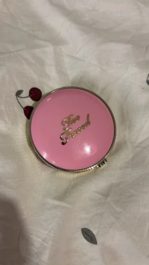 Too Faced rouge - Rouge från Too Faced i färgen Cloud Crush Blush, endast testad med ren borste men färgen var ej min. Köpes för 389kr men säljs för 150kr