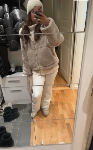 Mörkbeige teddyjacka med dragkedja - Säljer en mörkbeige teddyjacka med hög krage och grov dragkedja framtill. Jackan har en oversized passform och är tillverkad i mjuk fleece som ger en riktigt mysig vibe. Perfekt för kalla dagar när du vill vara både chill och varm.
