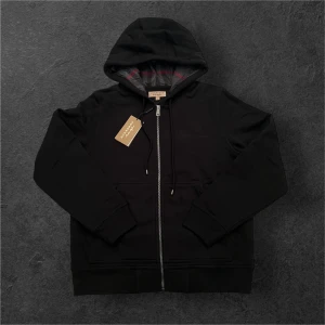 Svart Burberry Zip Hoodie Storlek Medium - Säljer en helt ny svart burberry zip hoodie i storlek medium. Zip Hoodien har aldrig använts och taggarna sitter fortfarande på. Denna zip hoodie är ett klassiskt plagg som passar varje tillfälle