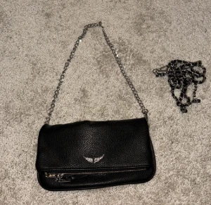 Zadig väska - Har ej äkthetsbevis, men har köpt den här på Plick som äkta. Pris kan diskuteras, vill bli av med den där av lågt pris💕inga defekter