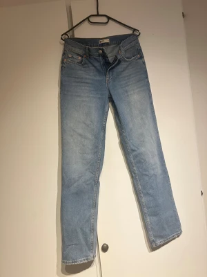  ljusblå jeans straight fit Gina tricot  - Säljer ett par "baggy" jeans i ljusblå tvätt med raka ben och normal passform. Perfekt par jeans som funkar till allt.