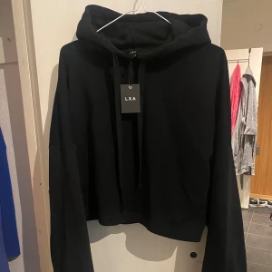Lxa hoodie  - Helt ny LXA long sleeve hoodie med tagg kvar, enbart testad, köpare står för frakt. Nypris 790:-