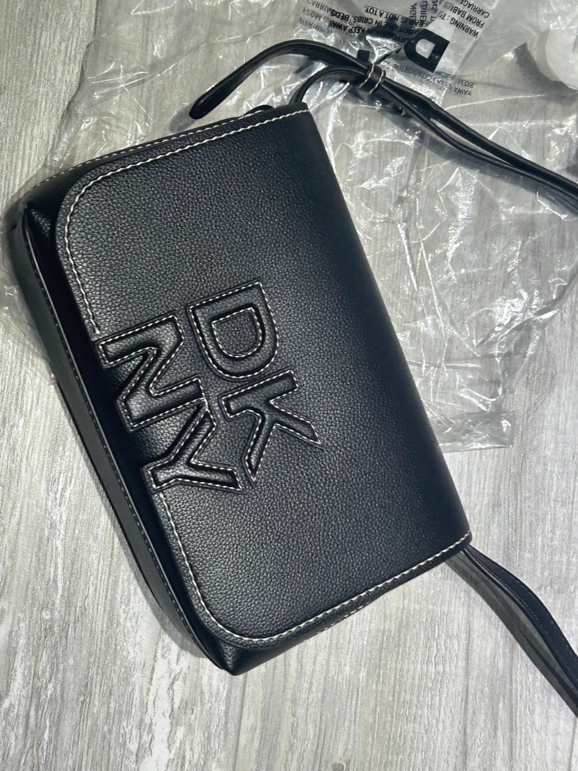 Svart axelväska från DKNY i skinn