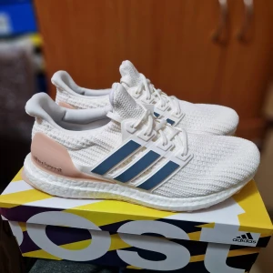 Oanvända Adidas UltraBoost 4 EU44 - Helt nya i original låda. Storlek 44 (28 cm). Går för drygt 3200 kr online. Nu 1500 kr. Skickas spårbart och försäkrat. OBS inga byten eller returer. Skambud ignoreras 