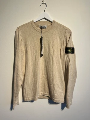 Stone Island beige tröja, storlek S helt ny  - Hej! Säljer nu denna väldigt snygga Stone Island Tröjan.  Storlek S Small  Färg: Beige  Skick: Helt ny endast testad   Skickas spårbart eller hämtas upp efter överenskommelse. Vid intresse – hör gärna av dig.  Skriv vid frågor eller ifall du vill ha fler bilder:)
