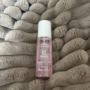 Sugar Berry Body Mist - Fräsch body mist med dragonfruit och jasmin. Perfekt för dig som vill ha en söt och fruktig touch i vardagen. 