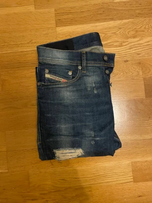 Diesel jeans - 28/32 feta slitningar slim carrot. Slim/straight passform pris går att diskutera 