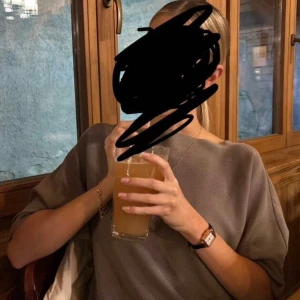 Vinröd oversized tröja - Säljer en vinröd oversized tröja med loose passform och trekvartsärm. Tröjan har en enkel, stilren design utan synliga detaljer eller mönster. Materialet känns mjukt och har en slät yta, perfekt för dig som gillar minimalistisk stil.