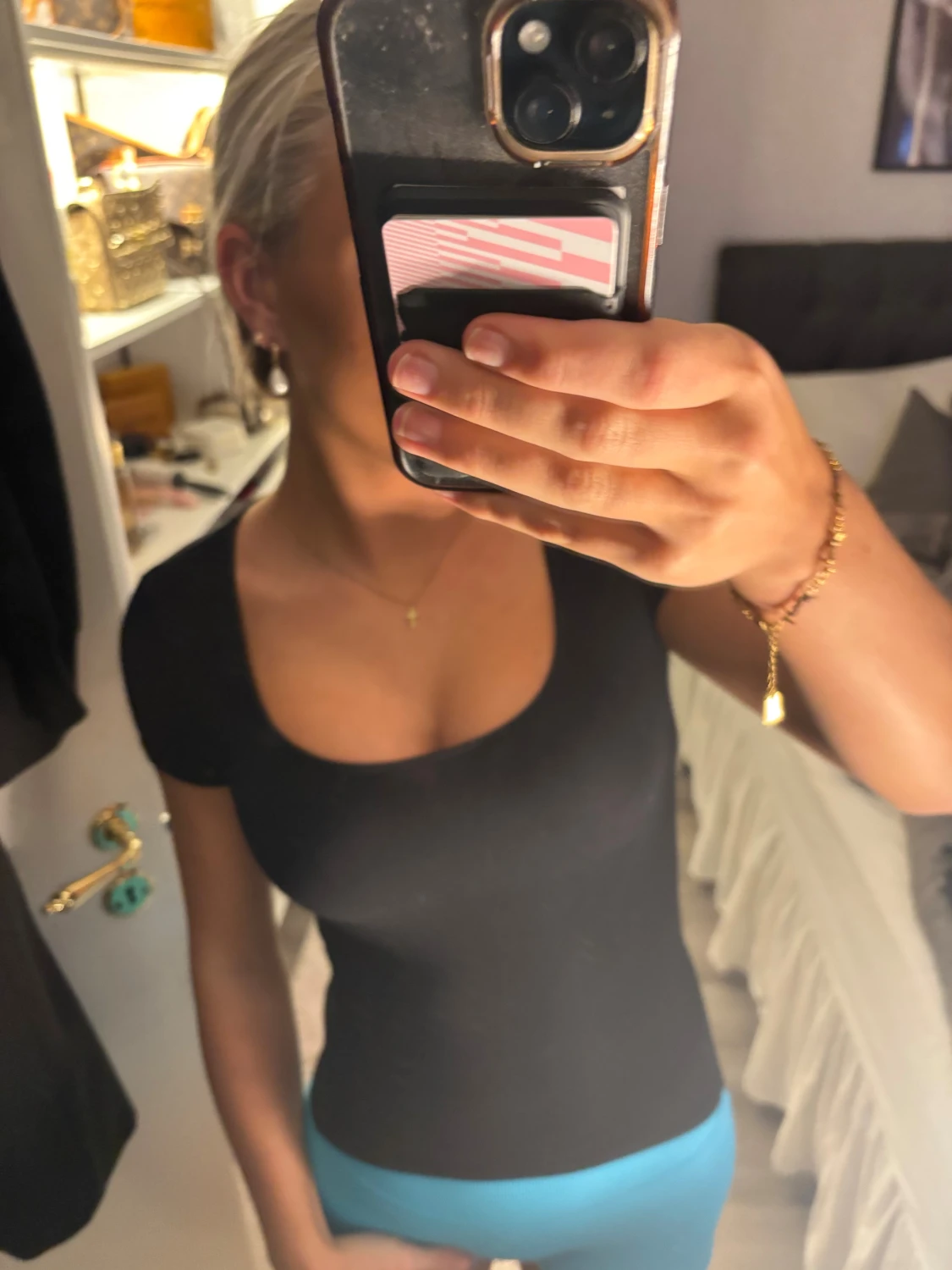 Svart tight topp med rund hals