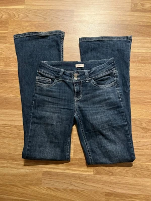 Nelly jeans - Säljer mina blå jeans från Nelly då dom inte kommer till användning längre. Dom är lite slitna längst ner (se bild) men annars i jättefint skick🌸nypris 699kr