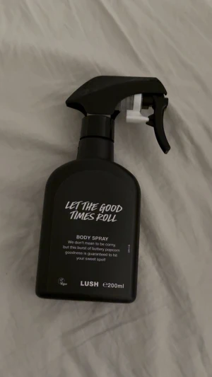 Let The Good Times Roll - Body spray ”Let the good times roll” från LUSH, 200 ml. Luktar karamell och söta popcorn, ca 70% kvar.