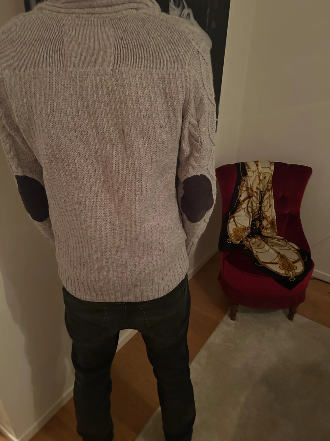 Grå stickad kofta med knappar - 3